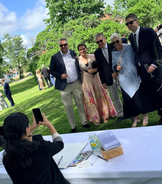 Kunstneren Gigi tar bilder på gjestene i bryllupet.