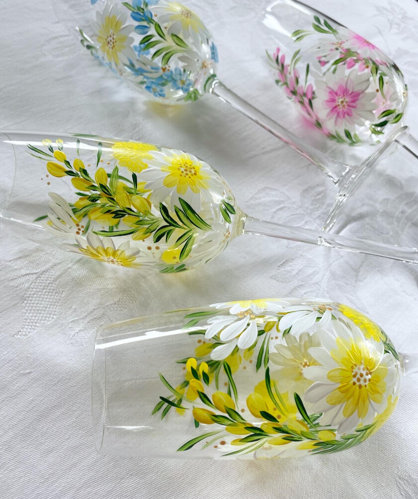 Et sett med personlige og håndmalte glass til bryllup eller som bryllupsgave. Tilpasset med teksten "Evig din".